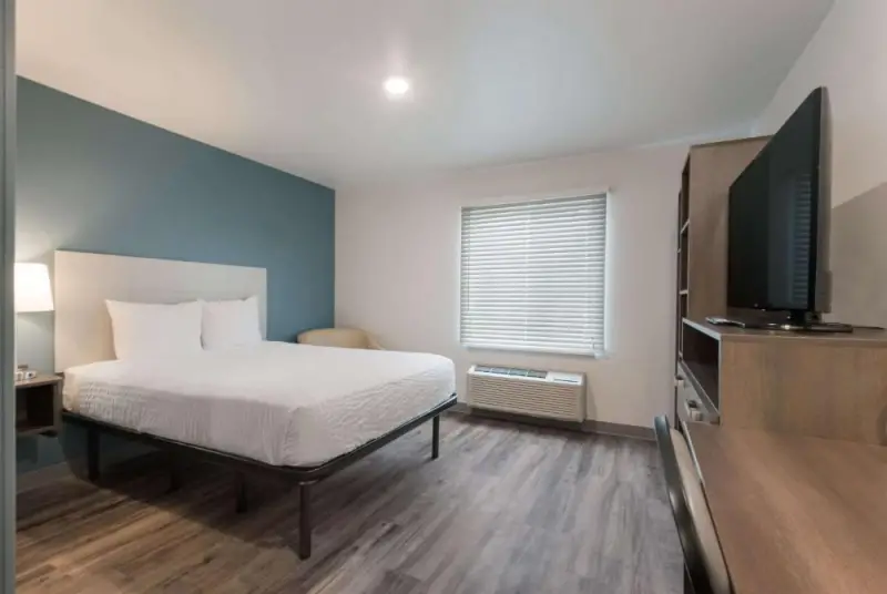 Queen Room with Roll-In Shower - Accessible/Non Smoking